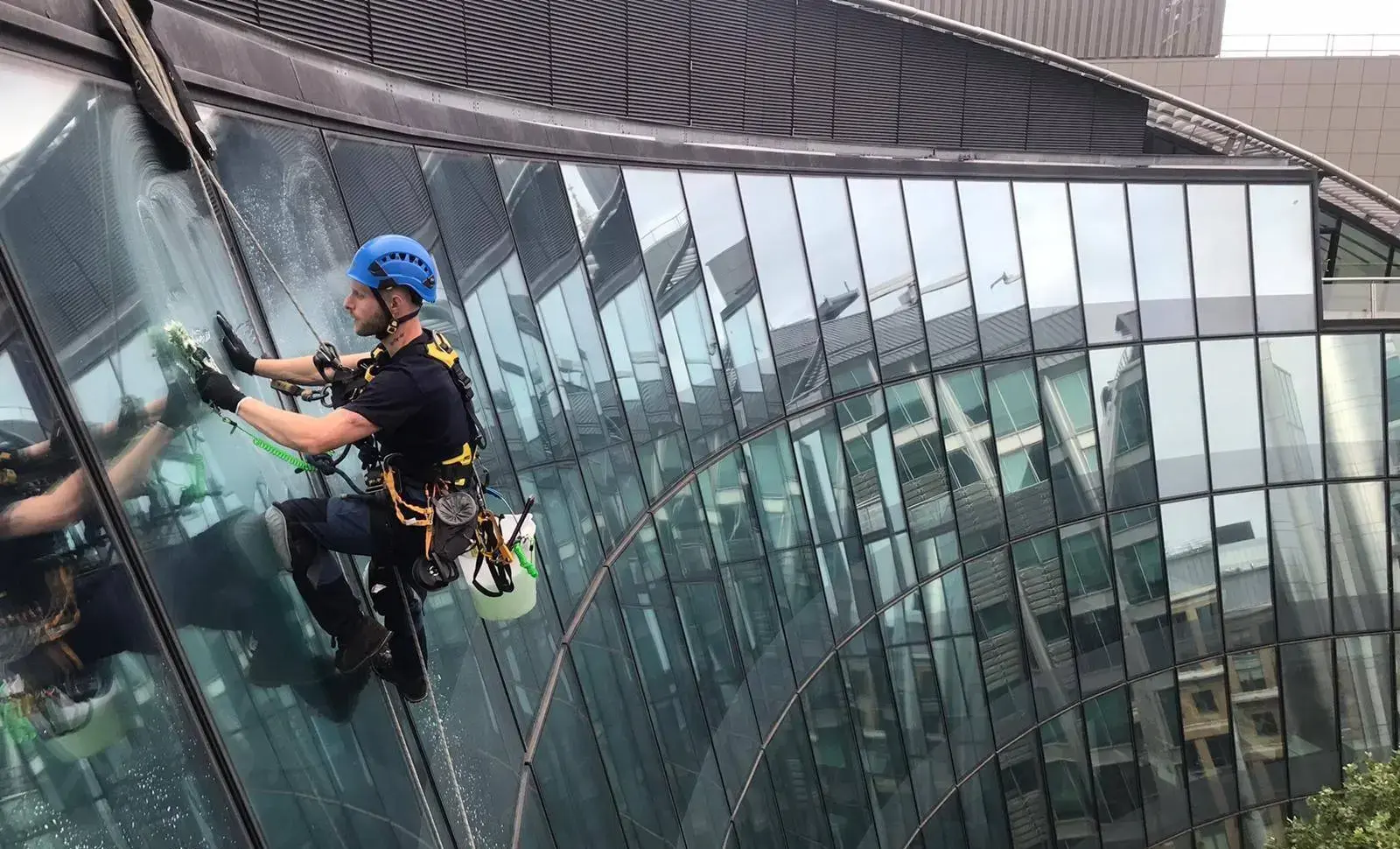 Reach & Wash Got Limits? We’ve Got the Ropes – We Help You Clean the Heights Your Poles Can’t